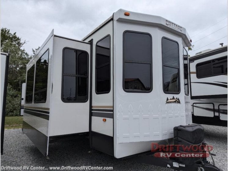 Email now about this 2022 Forest River Cedar Creek Cottage 40CCK! Used 2022 Forest River Cedar Creek Cottage 40CCK available in Clermont, New Jersey