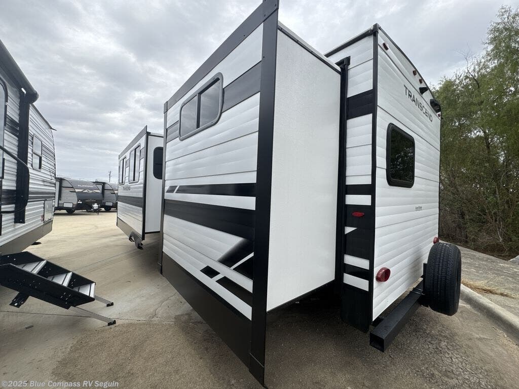 Call now about this 2026 Grand Design Transcend 325BHT! 2026 Grand Design Transcend 325BHT - New Travel Trailer For Sale by Blue Compass RV Seguin in Seguin, Texas