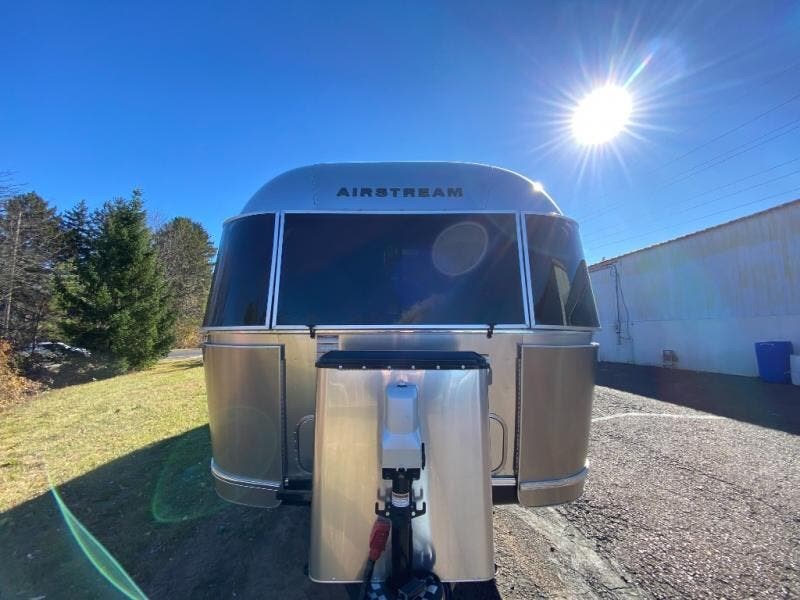 Contact us now about this 2017 Airstream International Signature 27FB! 2017 International Signature 27FB by Airstream from Fretz RV in Souderton, Pennsylvania