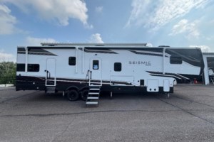 2026 Jayco Seismic 359