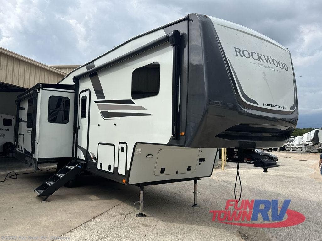 Email now about this 2026 Forest River Rockwood Signature R331RL! New 2026 Forest River Rockwood Signature R331RL available in Cleburne, Texas