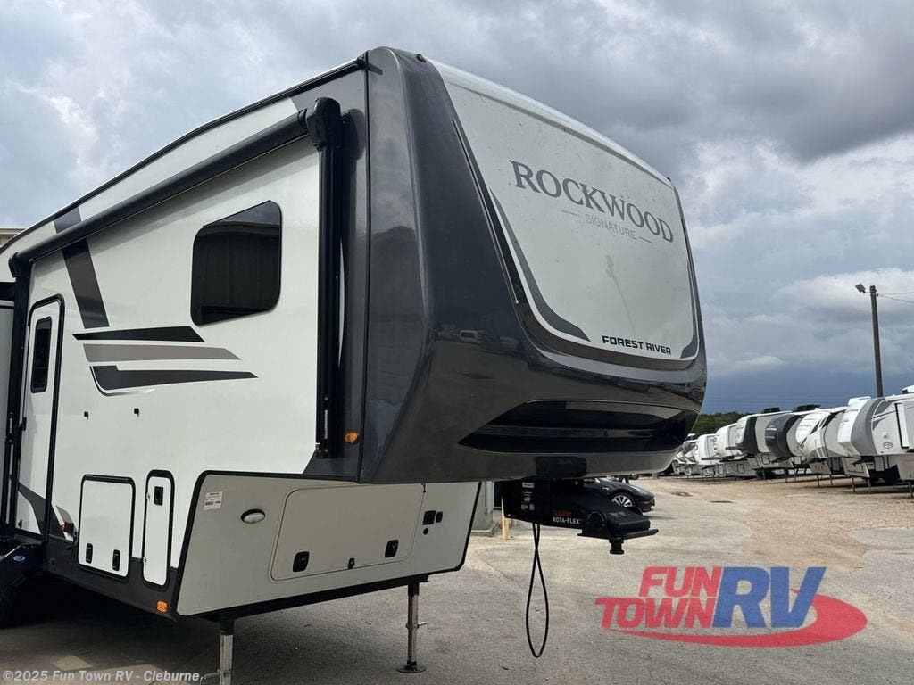 Contact us now about this 2026 Forest River Rockwood Signature R331RL! 2026 Rockwood Signature R331RL by Forest River from Fun Town RV - Cleburne in Cleburne, Texas