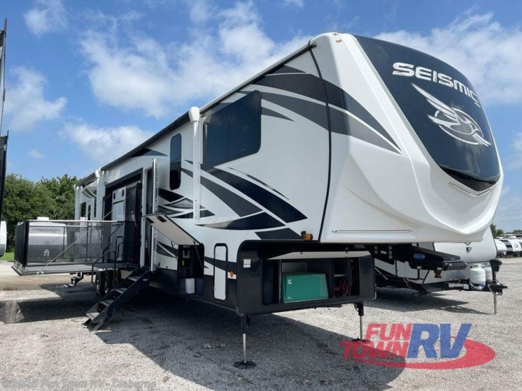 Email now about this 2021 Jayco Seismic 4212! Used 2021 Jayco Seismic 4212 available in Cleburne, Texas