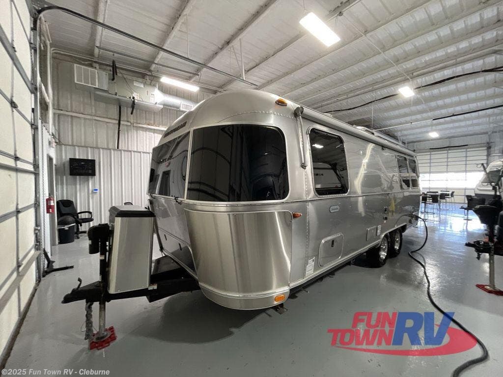 Contact us now about this 2023 Airstream Globetrotter 25FB! 2023 Globetrotter 25FB by Airstream from Fun Town RV - Cleburne in Cleburne, Texas
