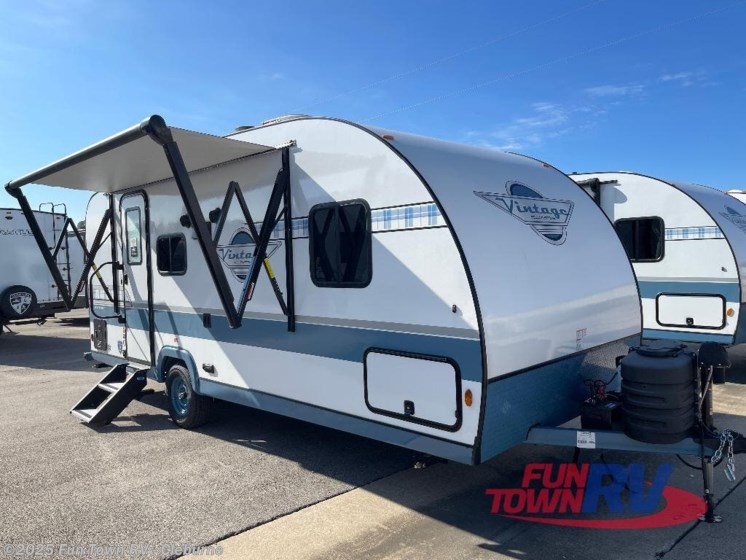 Email now about this 2025 Gulf Stream Yellowstone Vintage 19CSK! New 2025 Gulf Stream Yellowstone Vintage 19CSK available in Cleburne, Texas