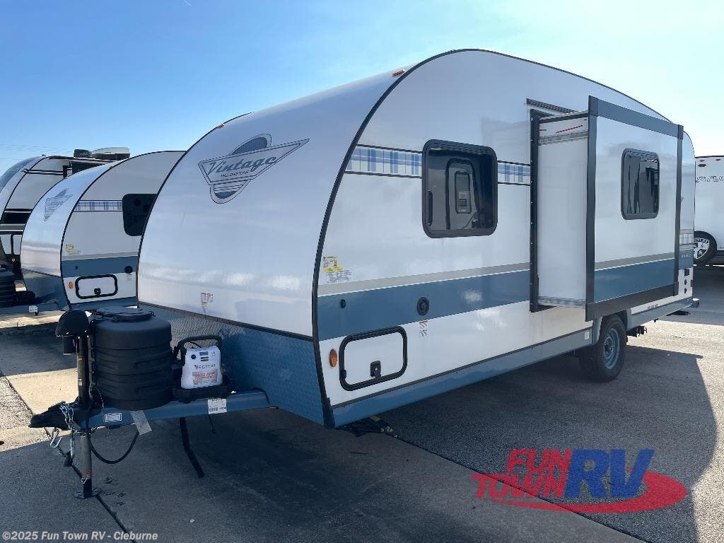 Contact us now about this 2025 Gulf Stream Yellowstone Vintage 19CSK! 2025 Yellowstone Vintage 19CSK by Gulf Stream from Fun Town RV - Cleburne in Cleburne, Texas