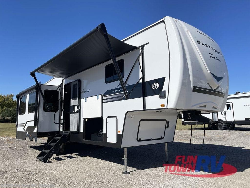 Email now about this 2026 East to West Tandara 295RL! New 2026 East to West Tandara 295RL available in Cleburne, Texas