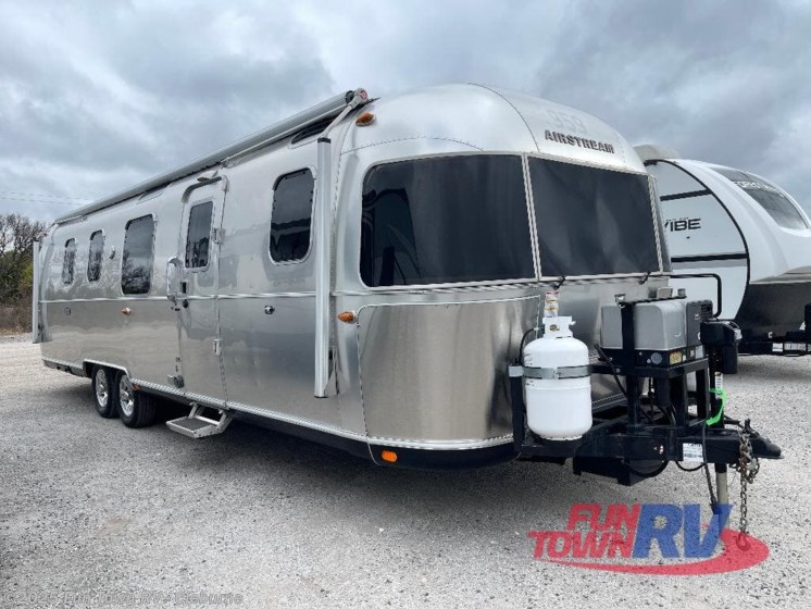 Email now about this 2020 Airstream Queen Series 33FB! Used 2020 Airstream Queen Series 33FB available in Cleburne, Texas