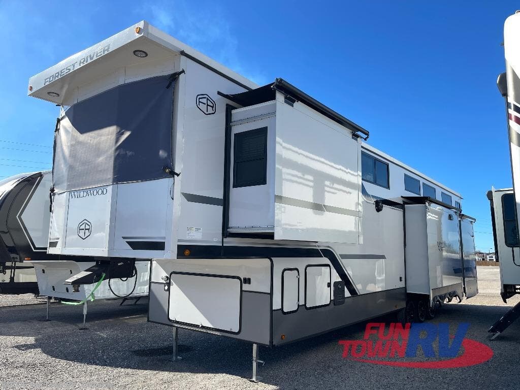 Call now about this 2025 Forest River Wildwood Heritage Glen ROOST43! 2025 Forest River Wildwood Heritage Glen ROOST43 - Used Fifth Wheel For Sale by Fun Town RV - Cleburne in Cleburne, Texas features Slideout