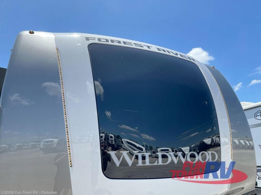 Call now about this 2026 Forest River Wildwood Heritage Glen 261FKRB! 2026 Forest River Wildwood Heritage Glen 261FKRB - New Travel Trailer For Sale by Fun Town RV - Cleburne in Cleburne, Texas features Slideout