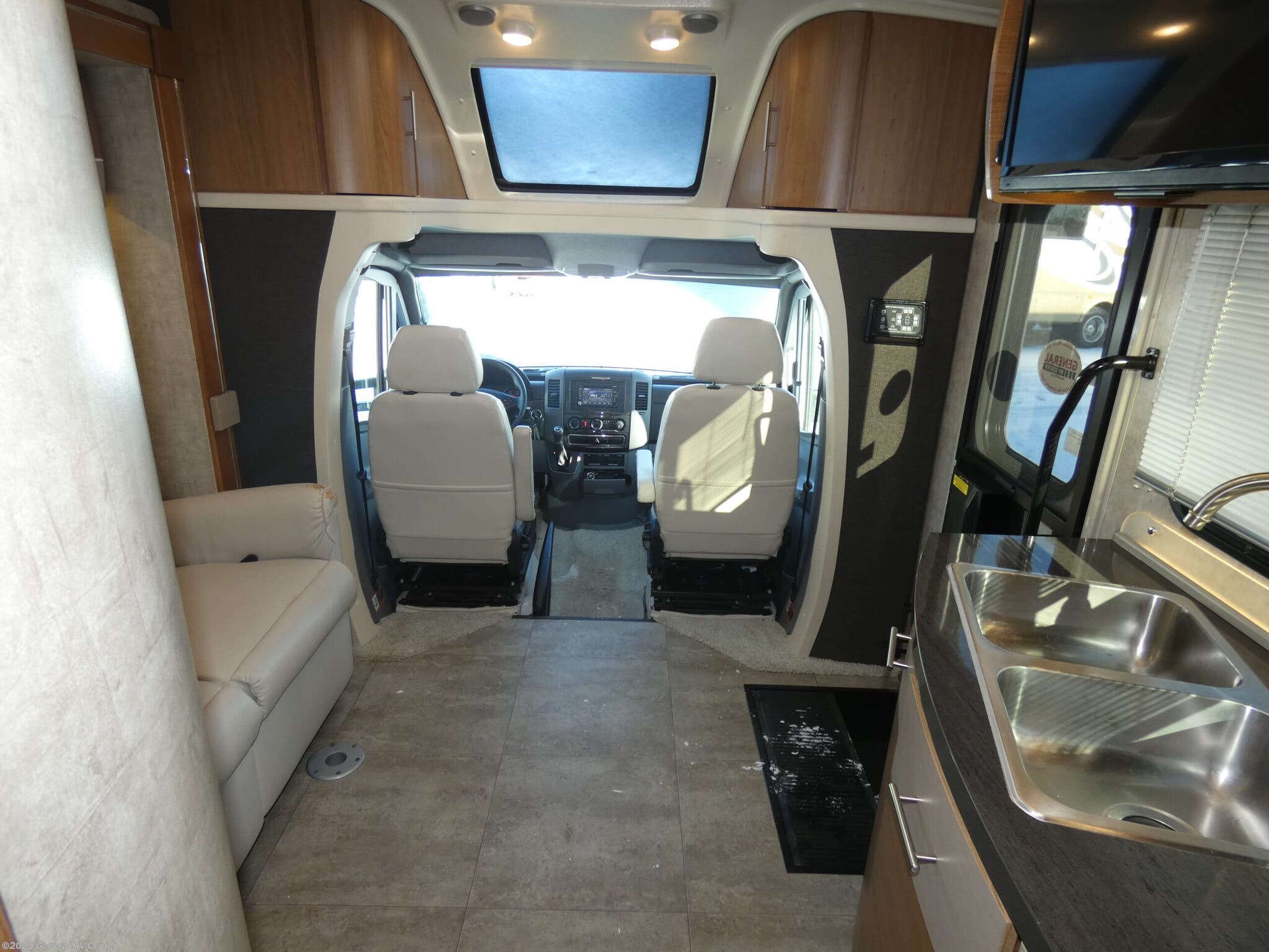 Used 2015 Winnebago View 24G available in Brownstown Township, Michigan