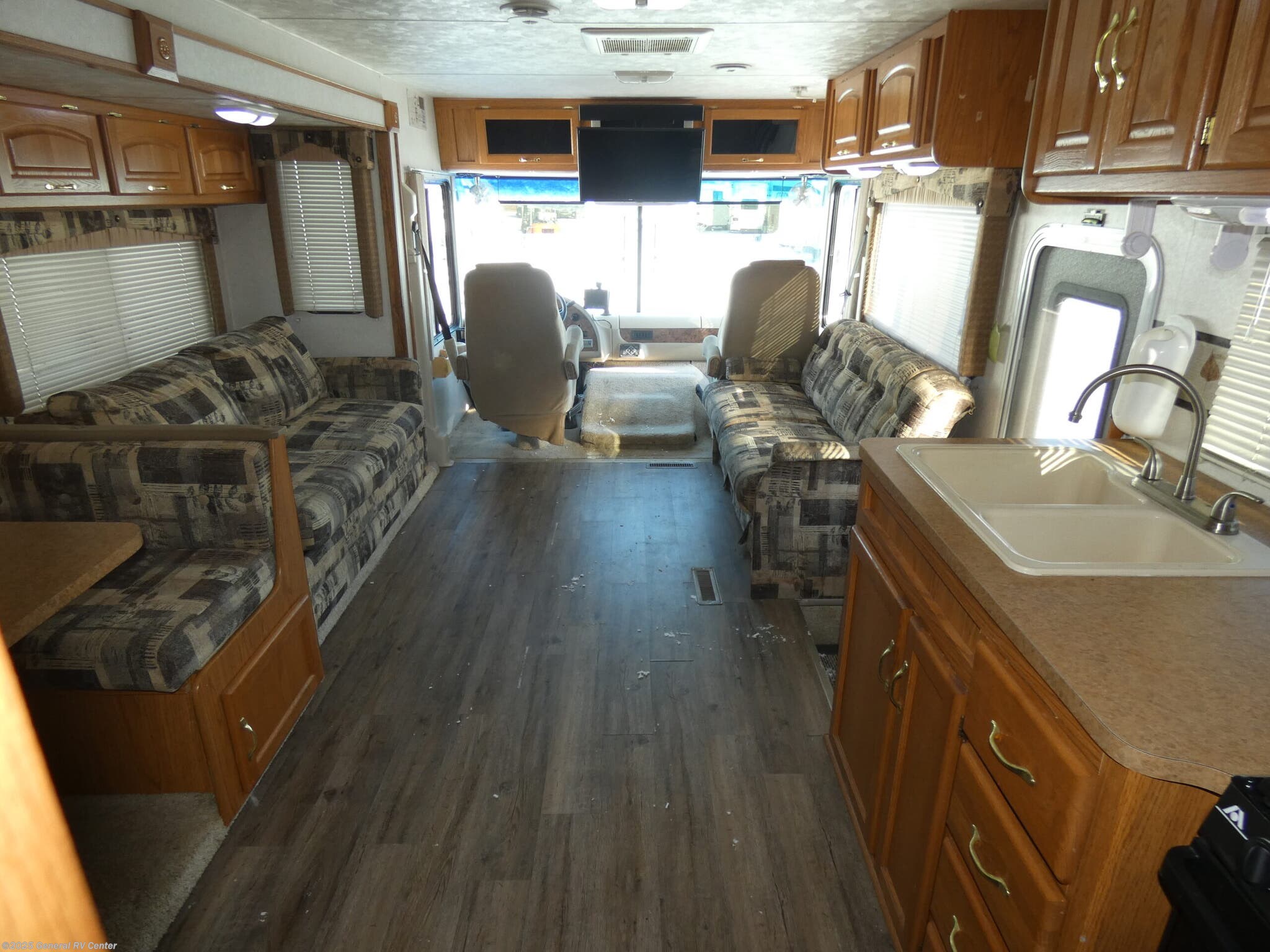 Used 2004 Thor Motor Coach Daybreak 3270 available in Brownstown Township, Michigan