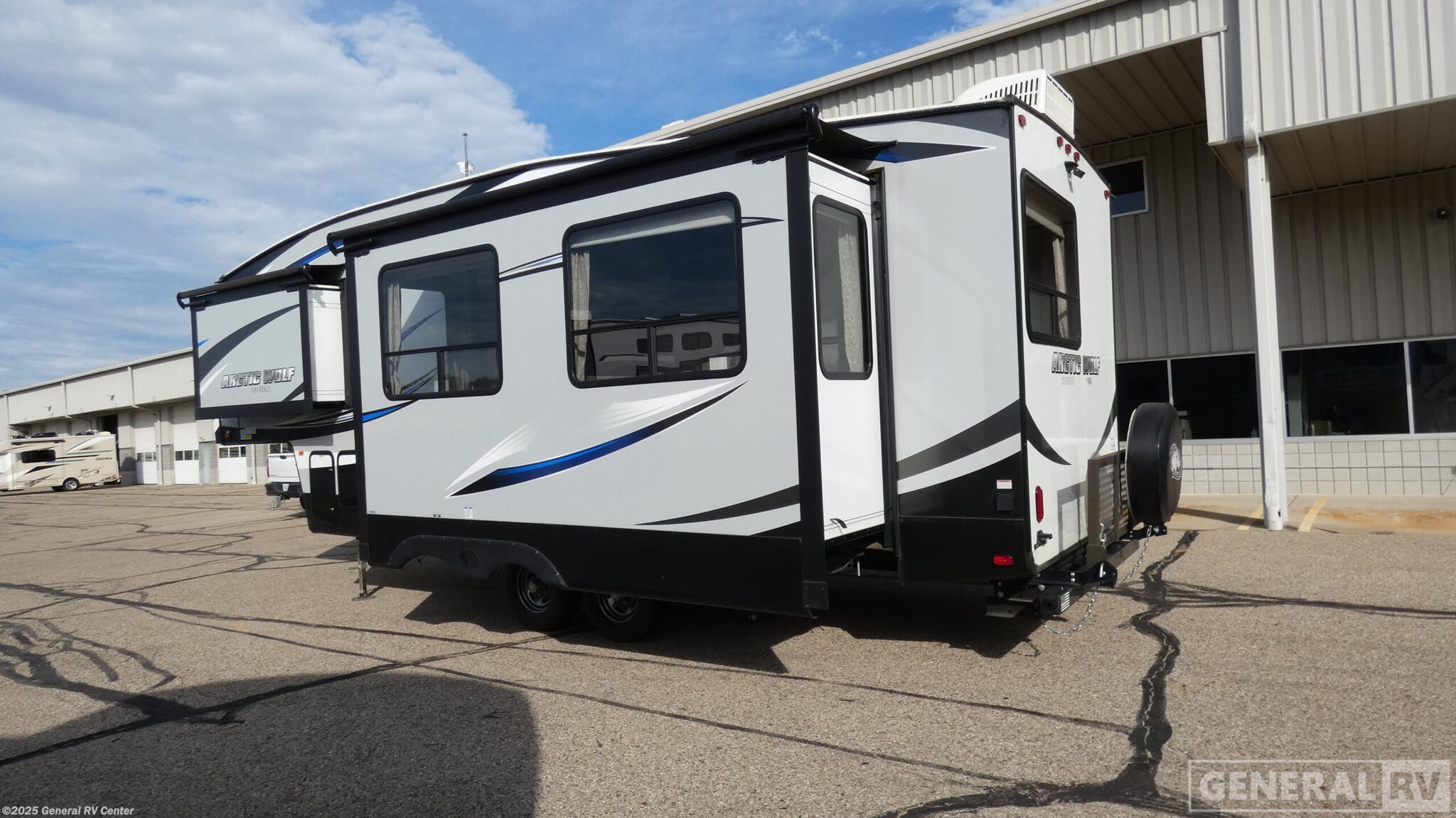 Contact us now about this 2018 Forest River Cherokee Arctic Wolf 255DRL4! 2018 Cherokee Arctic Wolf 255DRL4 by Forest River from General RV Center in Wayland, Michigan