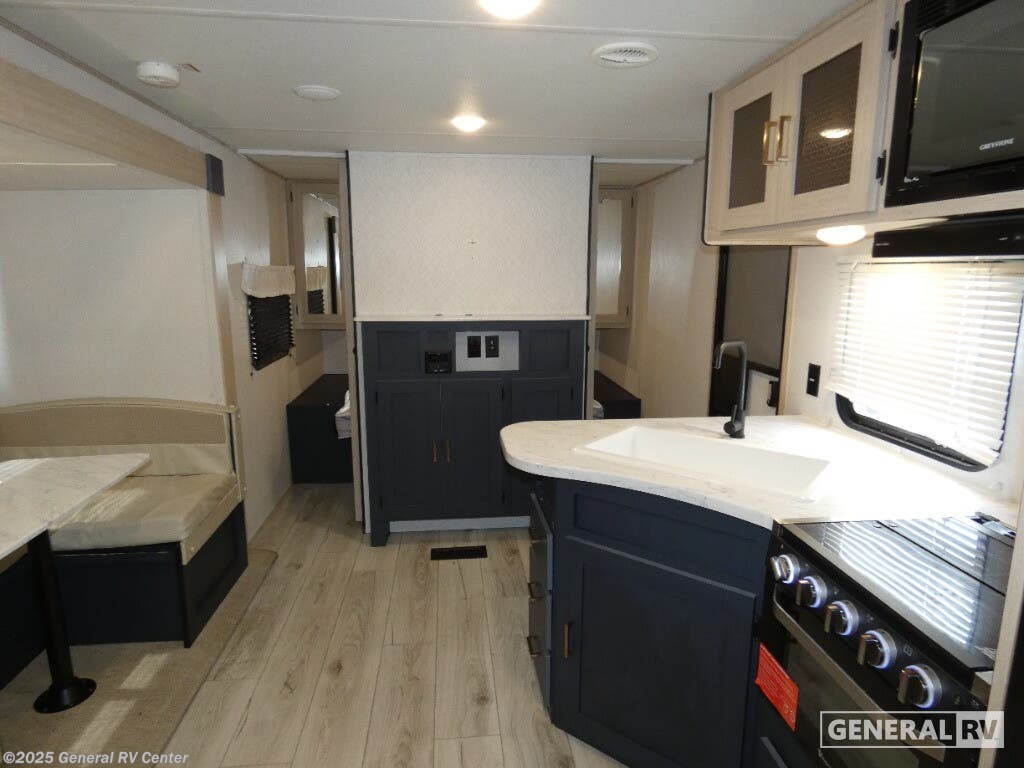 Used 2024 Prime Time Avenger LE 24BHSLE available in Wixom, Michigan