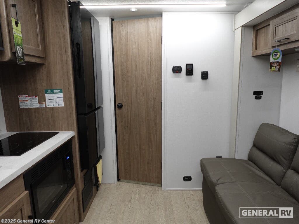 Call now about this 2026 Coachmen Freedom EXPRS 18SE! 2026 Coachmen Freedom EXPRS 18SE - New Travel Trailer For Sale by General RV Center in Birch Run, Michigan