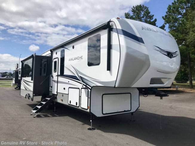 2022 Keystone Avalanche 322RLS 2022 Keystone Avalanche 322RLS