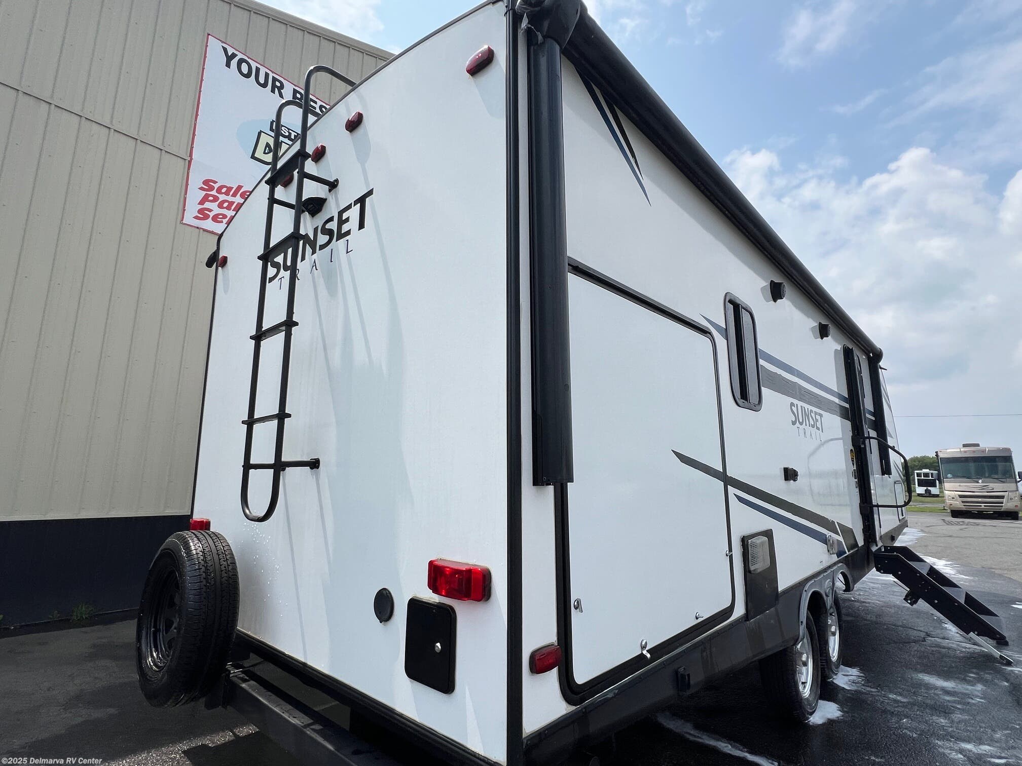Contact us now about this 2020 CrossRoads Sunset Trail Super Lite SS253RB! 2020 Sunset Trail Super Lite SS253RB by CrossRoads from Delmarva RV Center in Milford, Delaware
