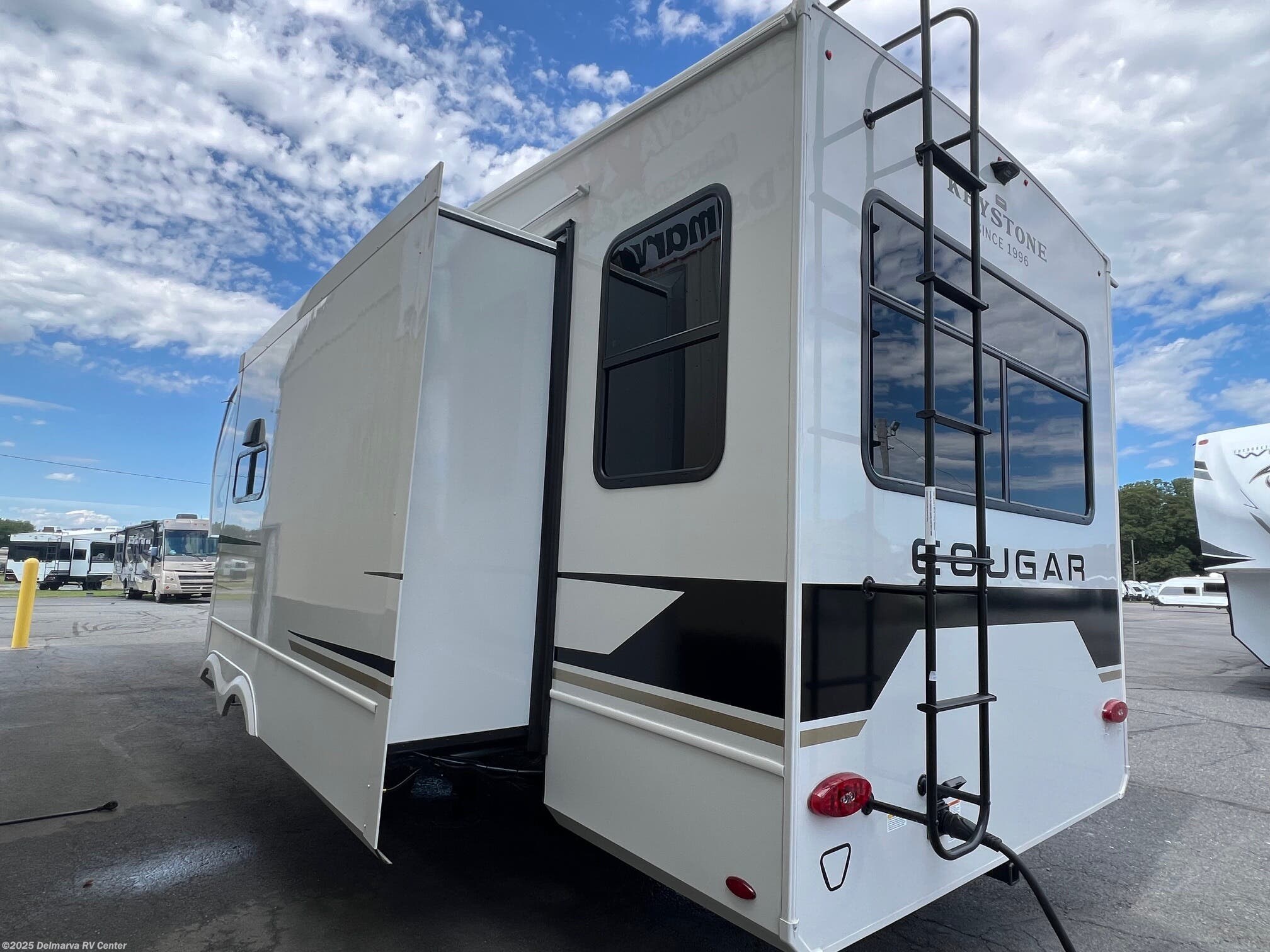 Call now about this 2026 Keystone Cougar Half-Ton ! 2026 Keystone Cougar Half-Ton - New Fifth Wheel For Sale by Delmarva RV Center (Milford North) in Milford North, Delaware