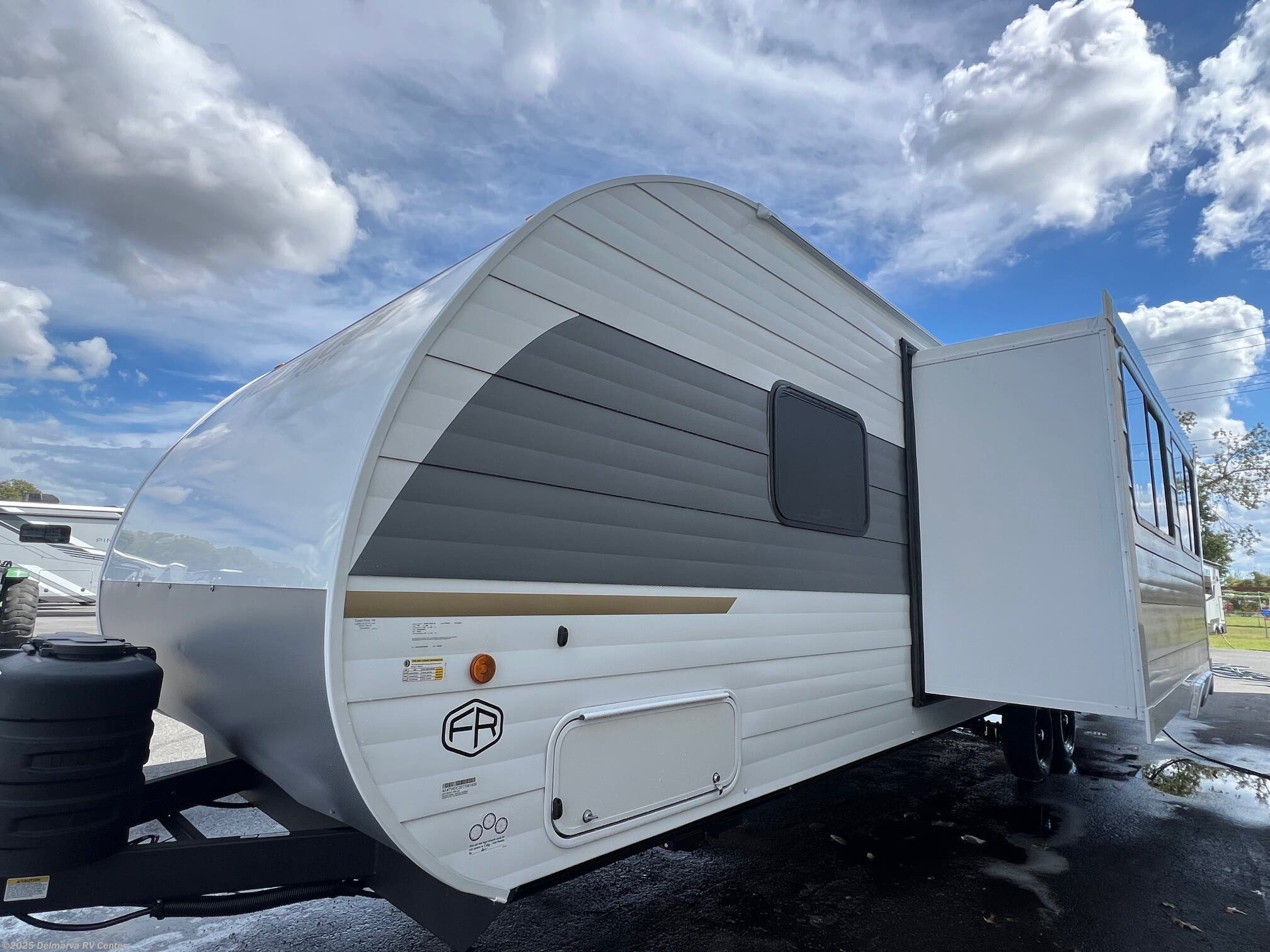 Contact us now about this 2026 Forest River Wildwood X-Lite 273QBXL! 2026 Wildwood X-Lite 273QBXL by Forest River from Delmarva RV Center (Milford North) in Milford North, Delaware