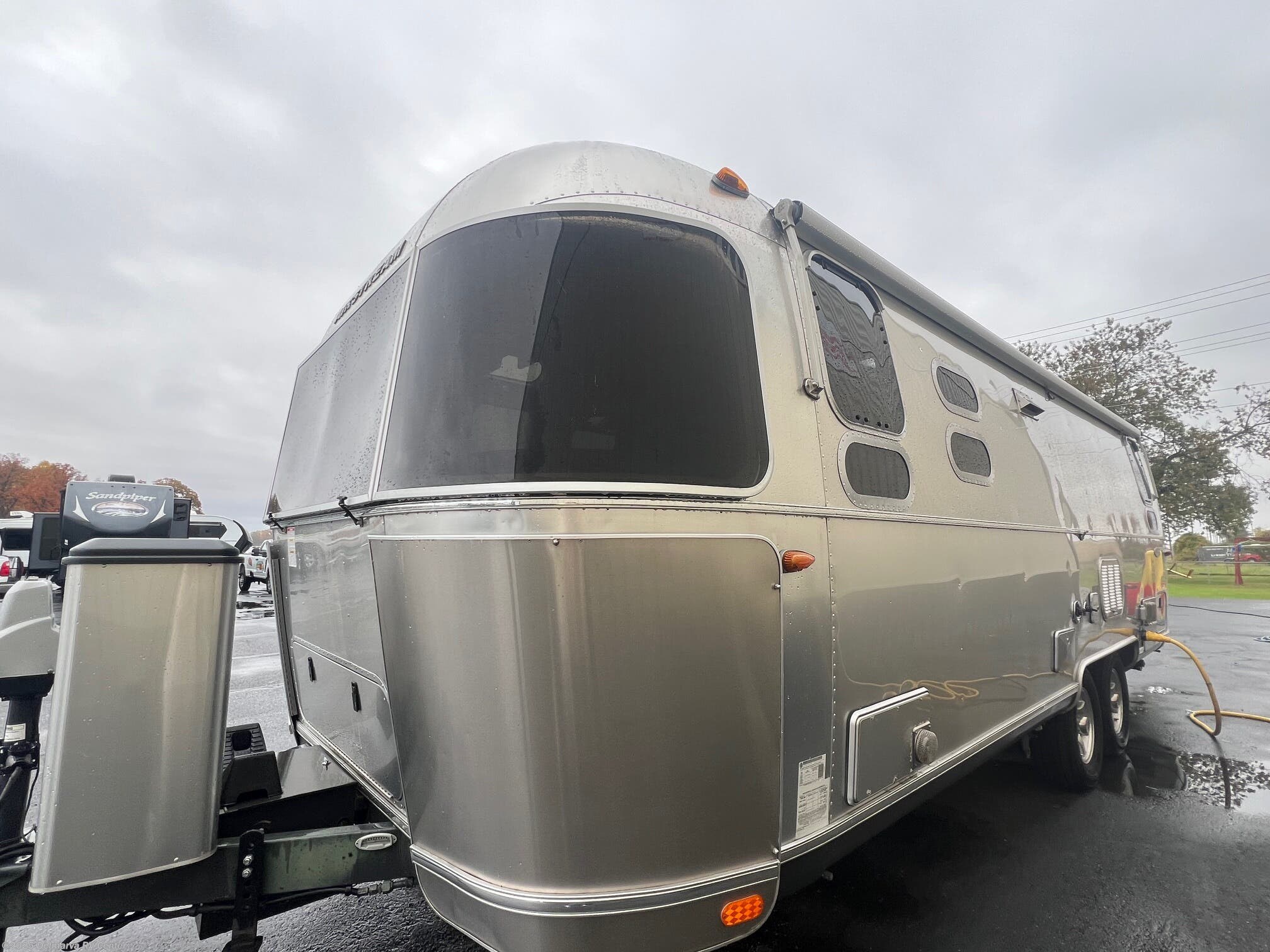 Contact us now about this 2016 Airstream Flying Cloud 26RBQ! 2016 Flying Cloud 26RBQ by Airstream from Delmarva RV Center in Milford, Delaware