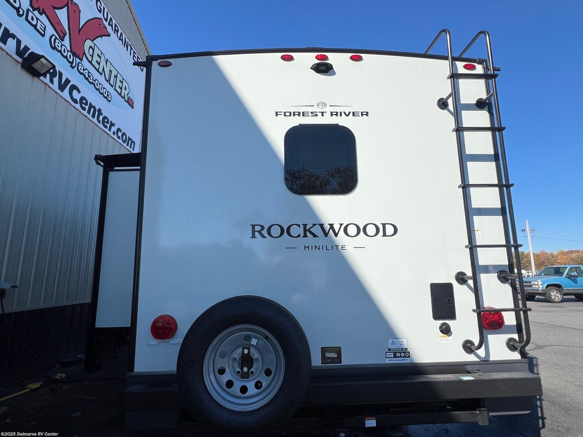 Call now about this 2026 Forest River Rockwood Mini Lite 2511S! 2026 Forest River Rockwood Mini Lite 2511S - New Travel Trailer For Sale by Delmarva RV Center in Milford, Delaware features Hitch, Shower, Stabilizer Jacks, Solar Panel, Backup Camera