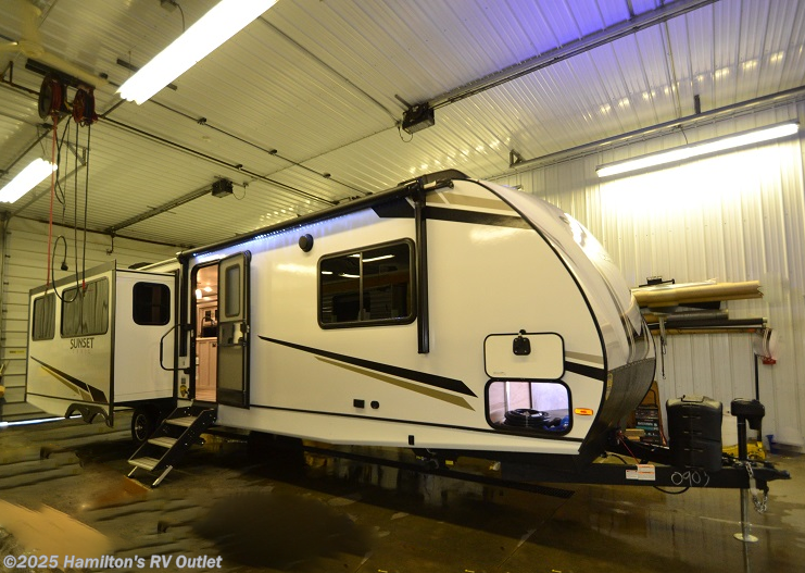 Email now about this 2023 CrossRoads Sunset Trail 330SI! New 2023 CrossRoads Sunset Trail 330SI available in Saginaw, Michigan