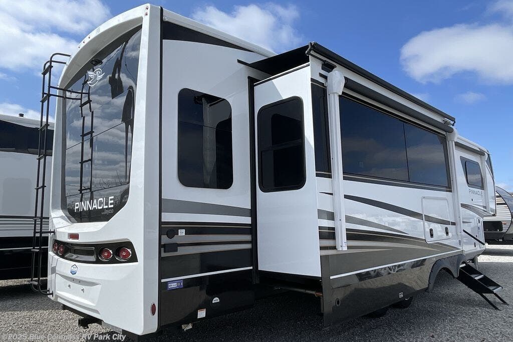 Email now about this 2025 Jayco Pinnacle 38KPTS! New 2025 Jayco Pinnacle 38KPTS available in Park City, Kansas