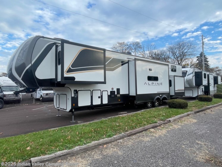 Email now about this 2024 Keystone Avalanche 390DS! New 2024 Keystone Avalanche 390DS available in Souderton, Pennsylvania