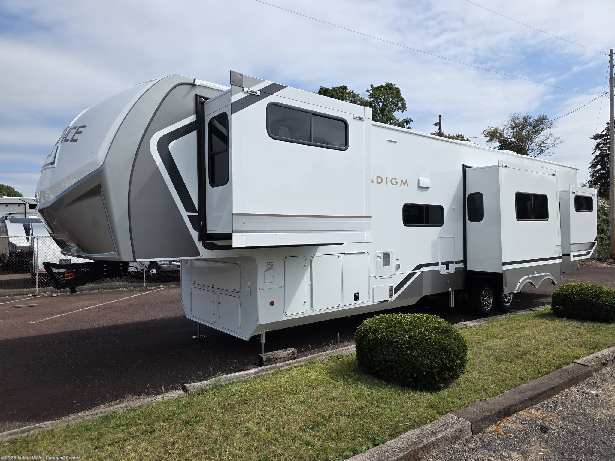 Call now about this 2026 Alliance RV Paradigm 395DS! 2026 Alliance RV Paradigm 395DS - New Fifth Wheel For Sale by Indian Valley Camping Center in Souderton, Pennsylvania features Hitch, Queen Bed, Auxiliary Battery, Leveling Jacks, Toilet