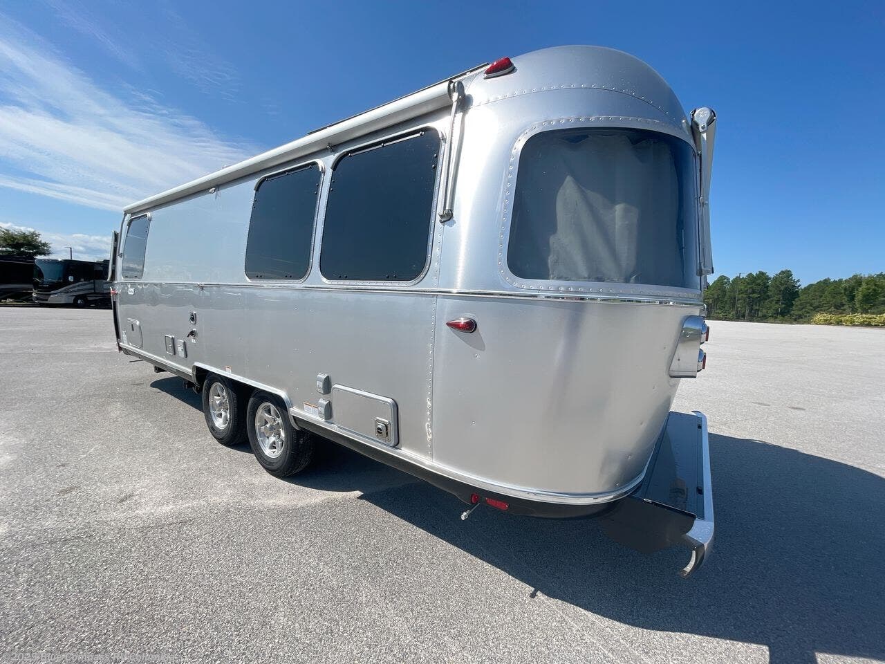 Contact us now about this 2026 Airstream Flying Cloud 25FB Twin! 2026 Flying Cloud 25FB Twin by Airstream from Blue Compass RV Columbia in Lexington, South Carolina