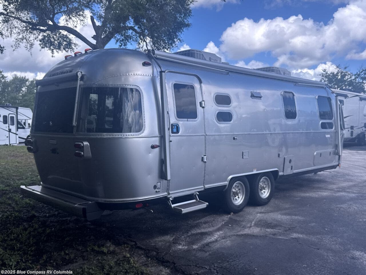 Email now about this 2026 Airstream International 27FB Twin! New 2026 Airstream International 27FB Twin available in Lexington, South Carolina