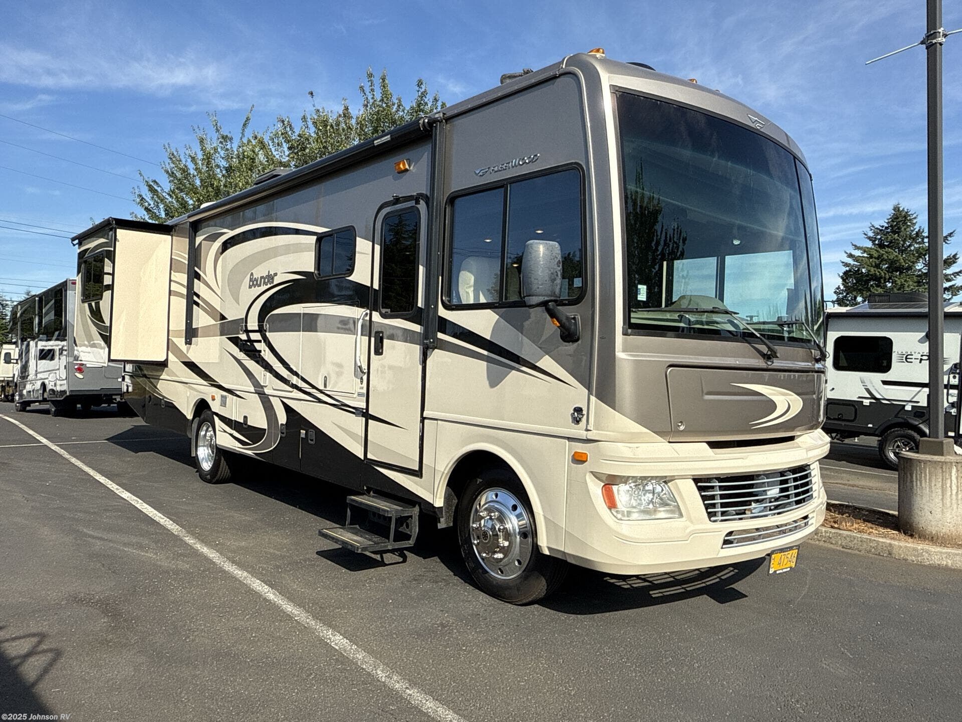 Contact us now about this 2014 Fleetwood Bounder 33C! 2014 Bounder 33C by Fleetwood from Johnson RV in Sandy, Oregon