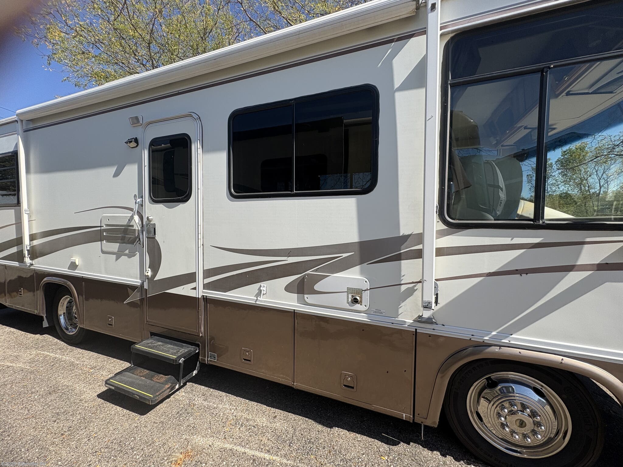 Call now about this 2001 Georgie Boy Landau ! 2001 Georgie Boy Landau - Used Class A For Sale by Kitsmiller RV in Mason, Michigan
