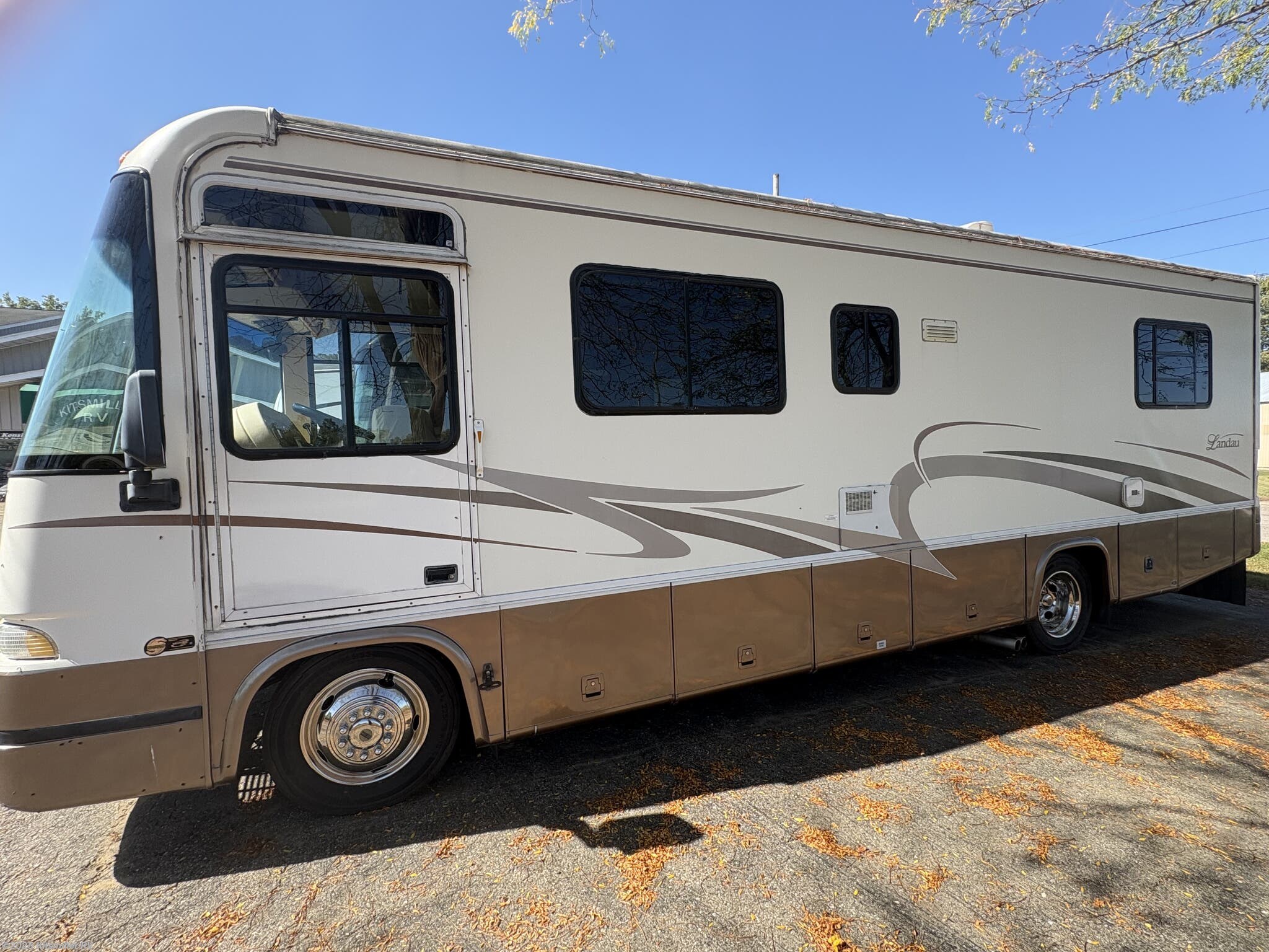 Contact us now about this 2001 Georgie Boy Landau ! 2001 Landau by Georgie Boy from Kitsmiller RV in Mason, Michigan
