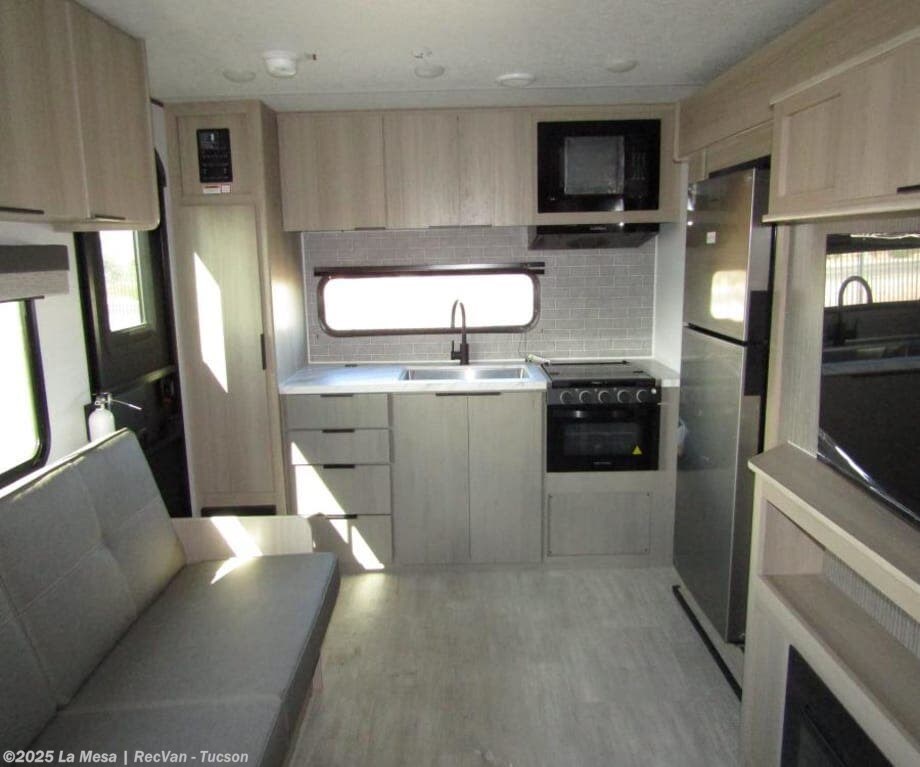Contact us now about this 2025 Dutchmen Kodiak 241BHSL! 2025 Kodiak 241BHSL by Dutchmen from La Mesa | RecVan - Tucson in Tucson, Arizona