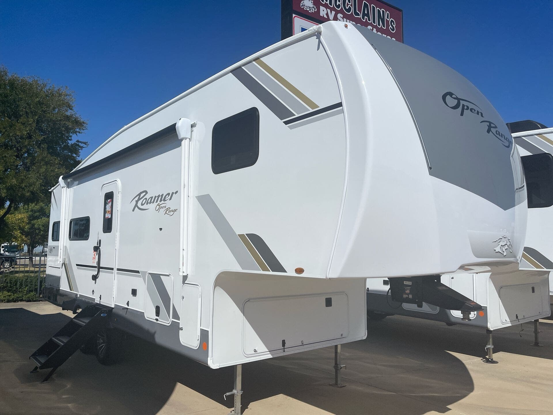Call now about this 2026 Highland Ridge Open Range Roamer LIGHT 24MLDS! 2026 Highland Ridge Open Range Roamer LIGHT 24MLDS - New Fifth Wheel For Sale by McClain's RV Fort Worth in Fort Worth, Texas features Detachable, Solar Panel, Shower, TV, Griddle