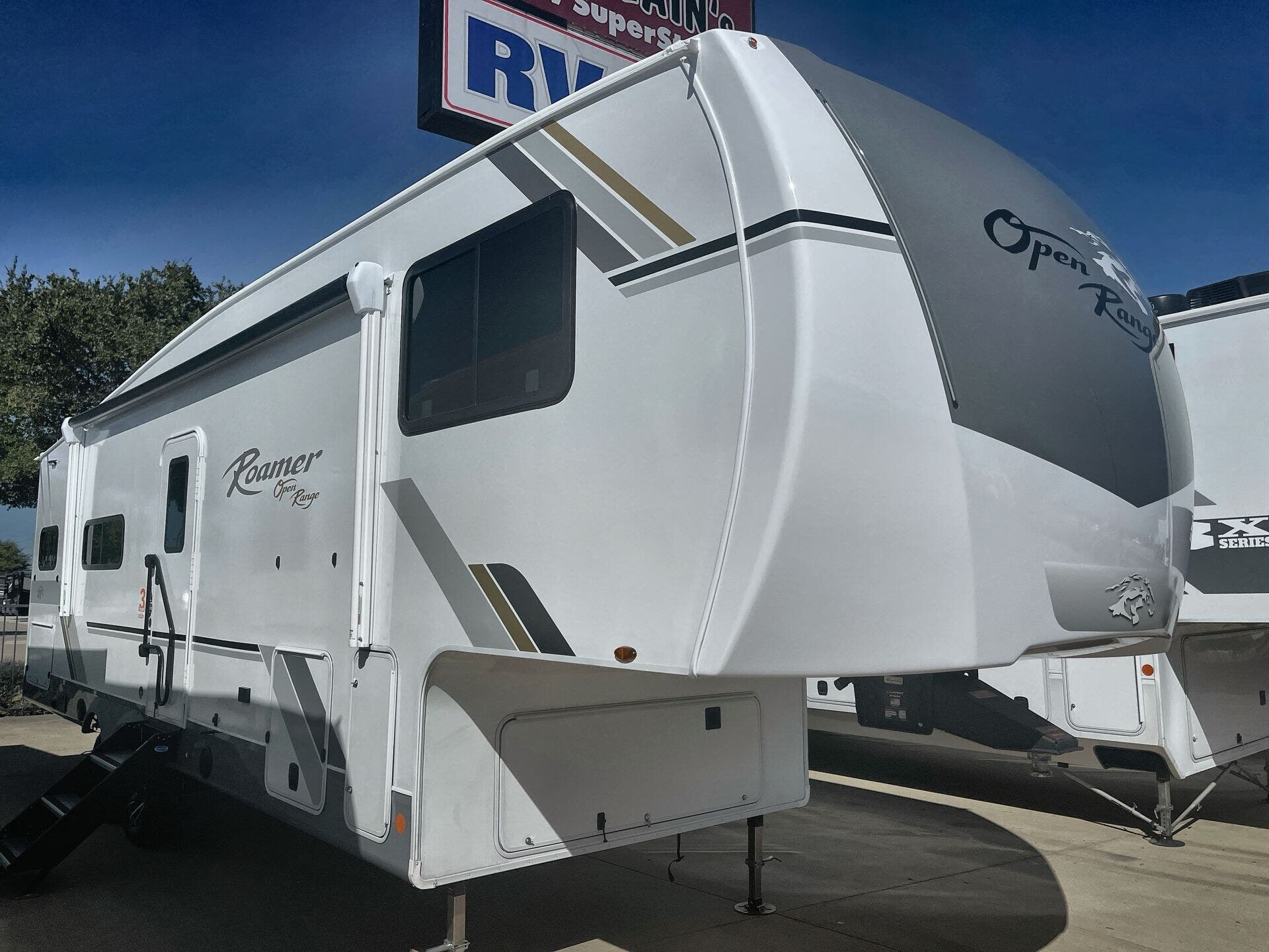 Call now about this 2026 Highland Ridge Open Range Roamer 27RKSS! 2026 Highland Ridge Open Range Roamer 27RKSS - New Fifth Wheel For Sale by McClain's RV Fort Worth in Fort Worth, Texas