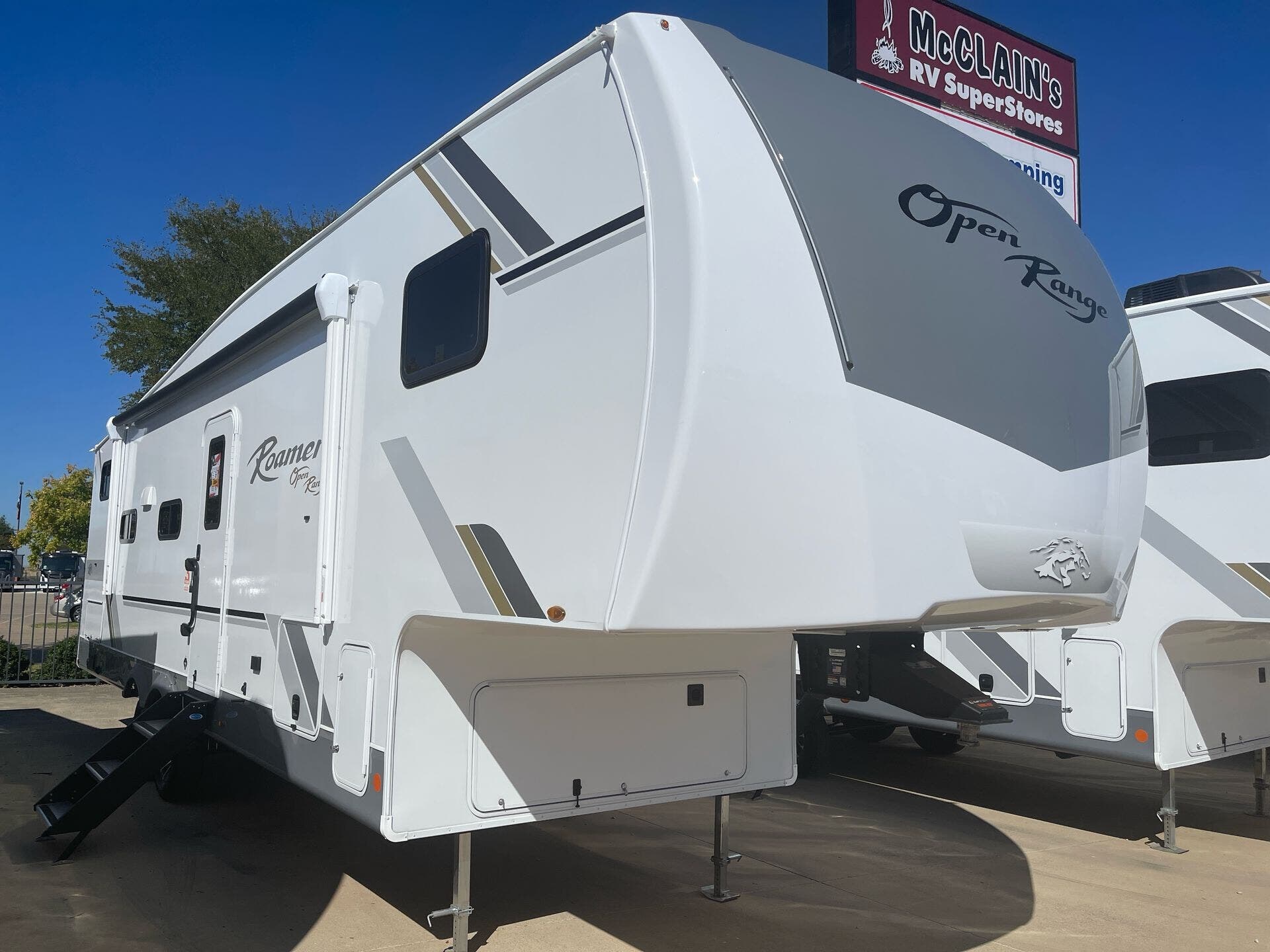 Call now about this 2026 Highland Ridge Open Range Roamer LIGHT 28DBSS! 2026 Highland Ridge Open Range Roamer LIGHT 28DBSS - New Fifth Wheel For Sale by McClain's RV Fort Worth in Fort Worth, Texas features Smart TV, Medicine Cabinet, Stabilizer Jacks, Heated Underbelly, Hide-A-Bed