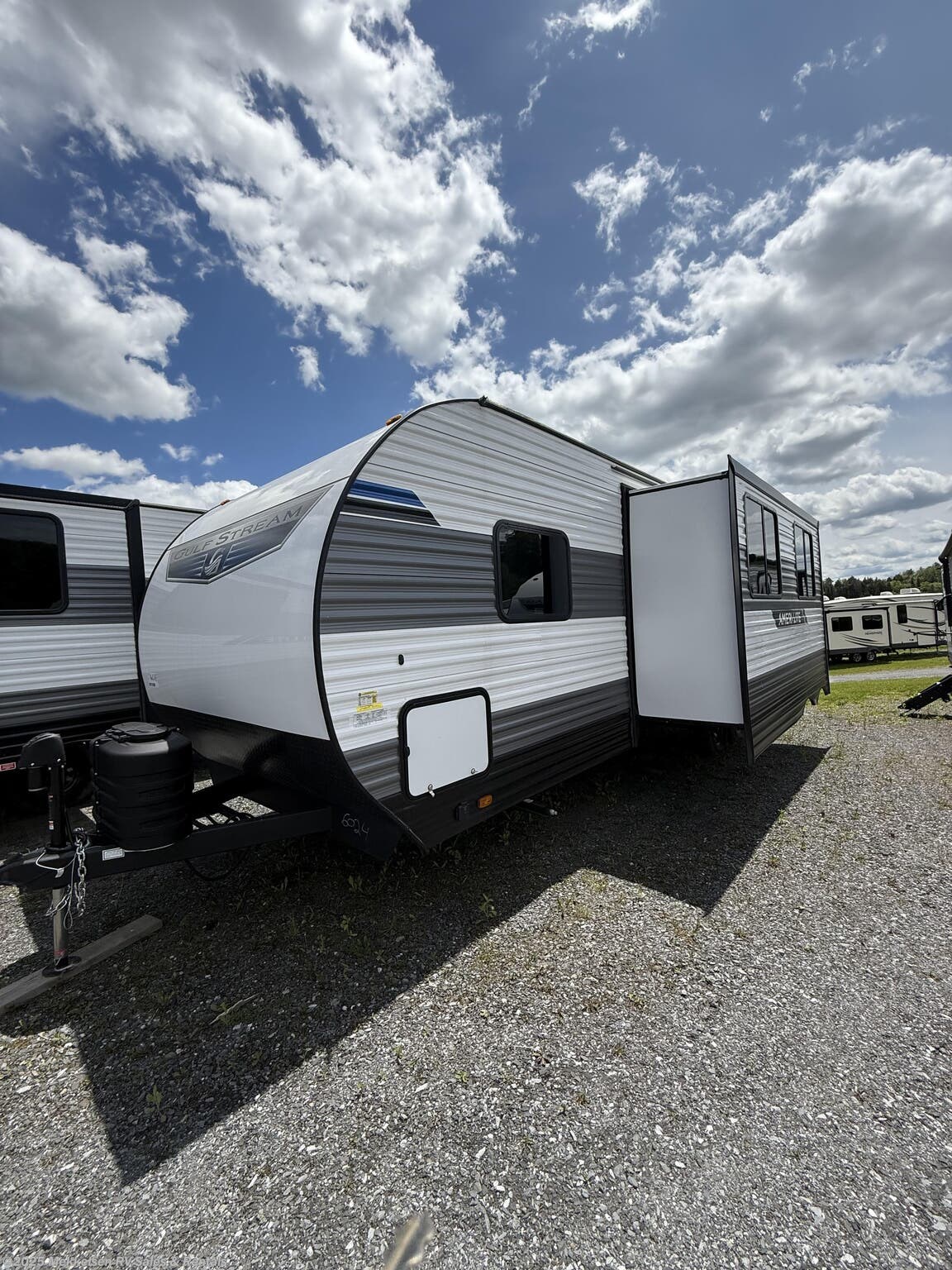 Call now about this 2025 Gulf Stream Ameri-Lite 274QB! 2025 Gulf Stream Ameri-Lite 274QB - New Travel Trailer For Sale by Mekkelsen RV Sales & Rentals in East Montpelier, Vermont