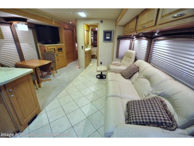 2008 Winnebago Tour 40TD Front Kitchen W/2 Slides - Used Diesel Pusher For Sale by Motor Home Specialist in Alvarado, Texas