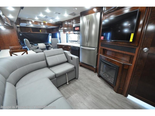 2018 Fleetwood Bounder 33C for Sale @ MHSRV W/LX Pkg, King, Sat, Credenza - New Class A For Sale by Motor Home Specialist in Alvarado, Texas