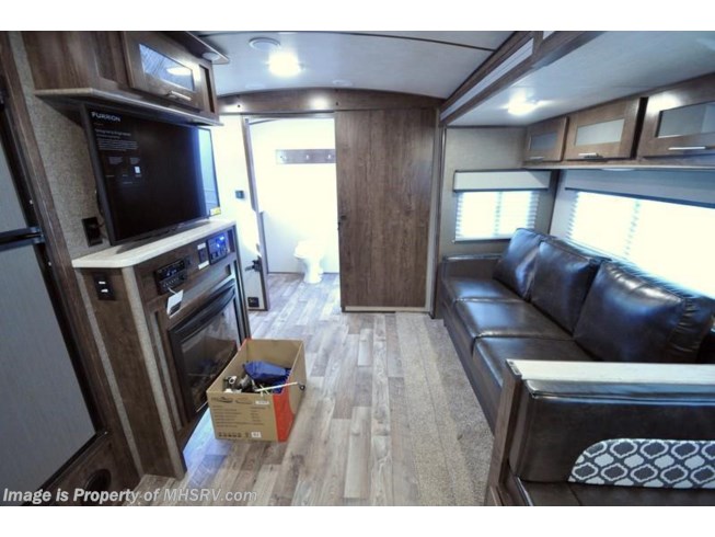 2019 Cruiser RV Radiance Ultra-Lite 25RB RV W/King, 2 A/C, Pwr Tongue Jack - New Travel Trailer For Sale by Motor Home Specialist in Alvarado, Texas
