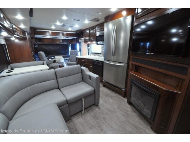 2018 Fleetwood Bounder 33C W/ King, OH Loft, Ext TV - Used Class A For Sale by Motor Home Specialist in Alvarado, Texas