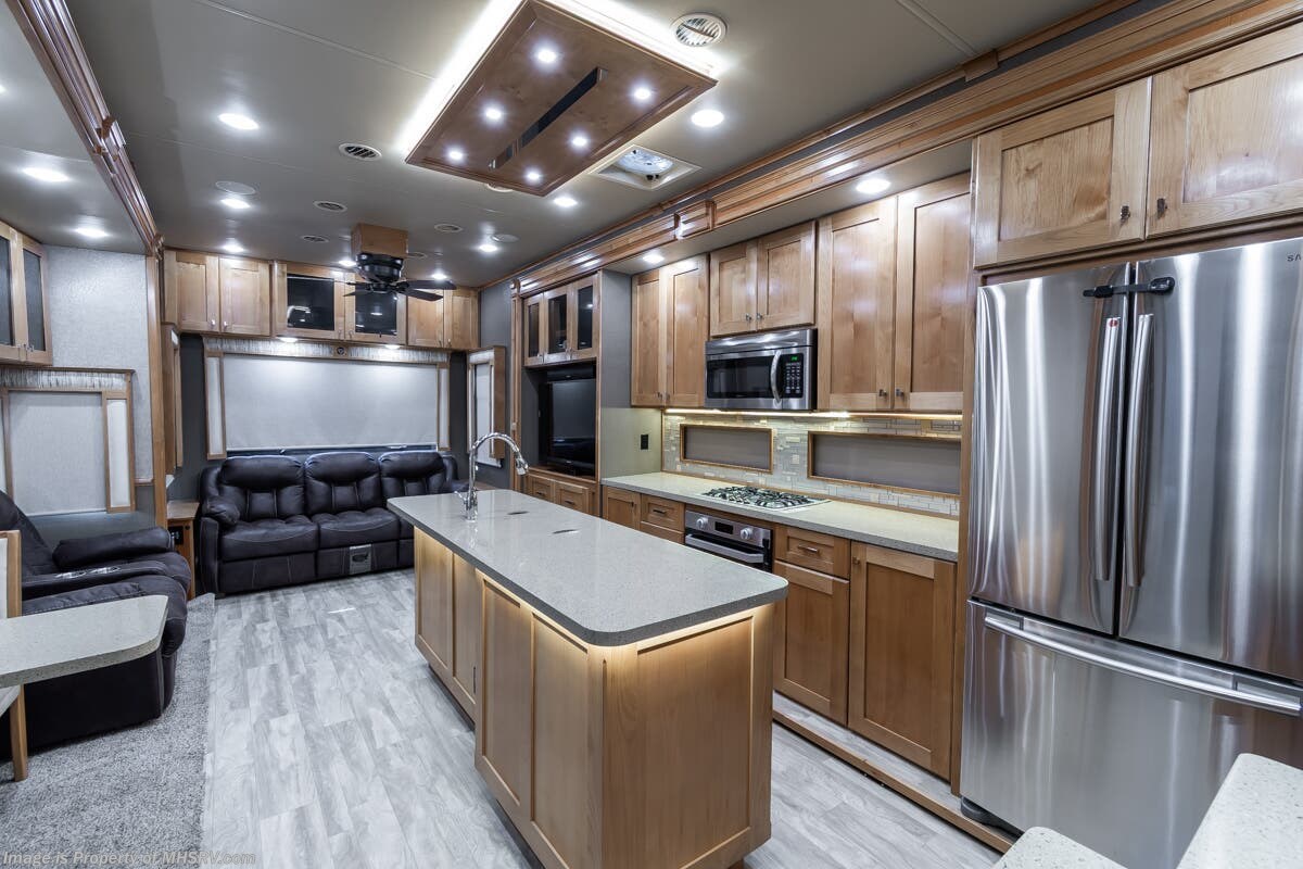 Call now about this 2019 Vanleigh Vilano 365RL! 2019 Vanleigh Vilano 365RL - Used Fifth Wheel For Sale by Motor Home Specialist in Alvarado, Texas features Theater Seating