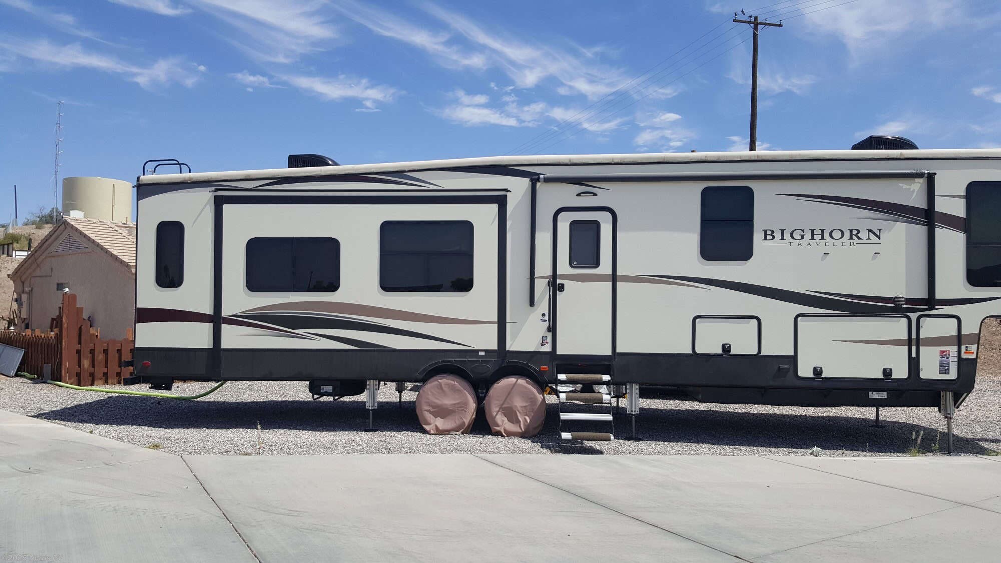 Call now about this 2018 Heartland Bighorn Traveler BHTR 39 MB! 2018 Heartland Bighorn Traveler BHTR 39 MB - Used Fifth Wheel For Sale by Norris RV in Casa Grande, Arizona features Slideout, Satellite Dish, Exterior Speakers, Roof Vents, LP Detector