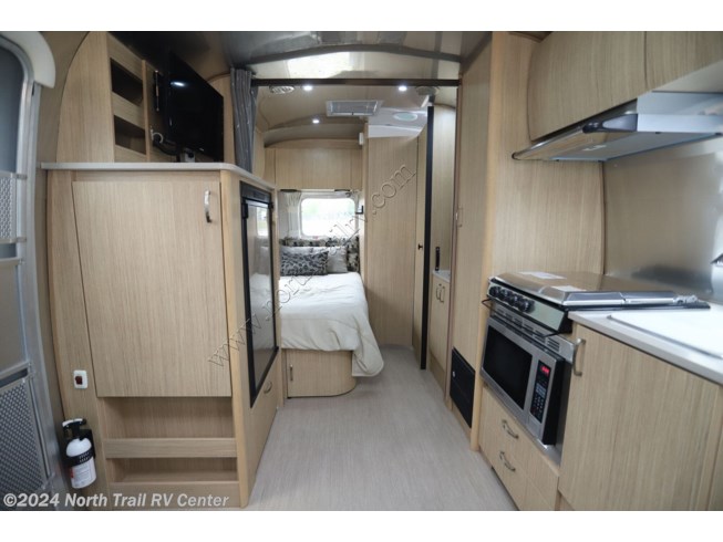 2018 Airstream Flying Cloud 19CB - Used Travel Trailer For Sale by North Trail RV Center in Fort Myers, Florida