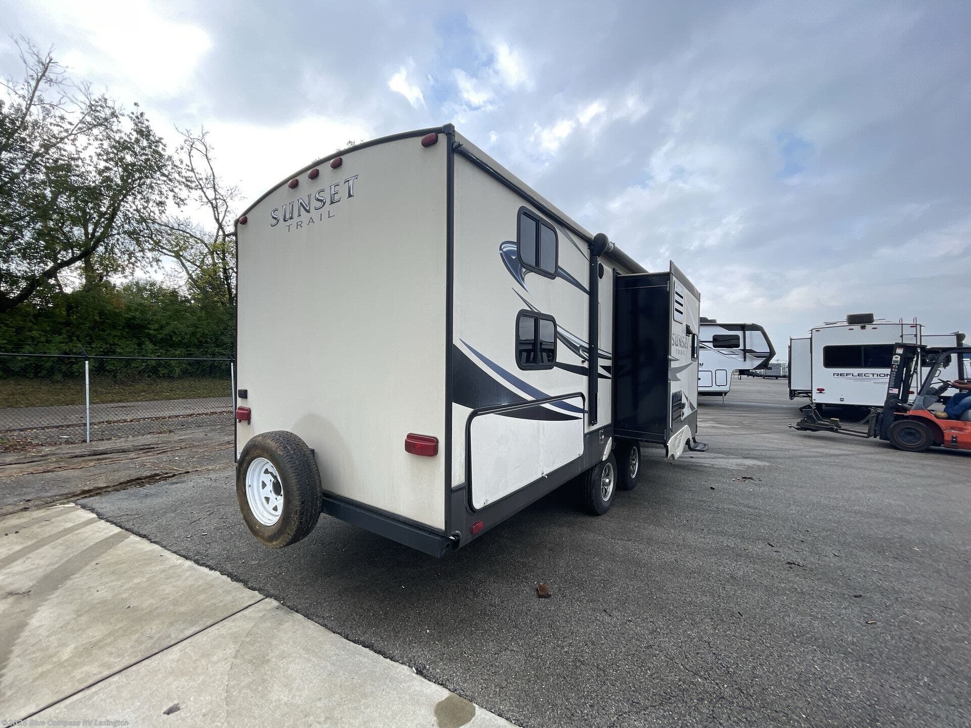 Used 2015 CrossRoads Sunset Trail Reserve ST28BH available in Georgetown, Kentucky