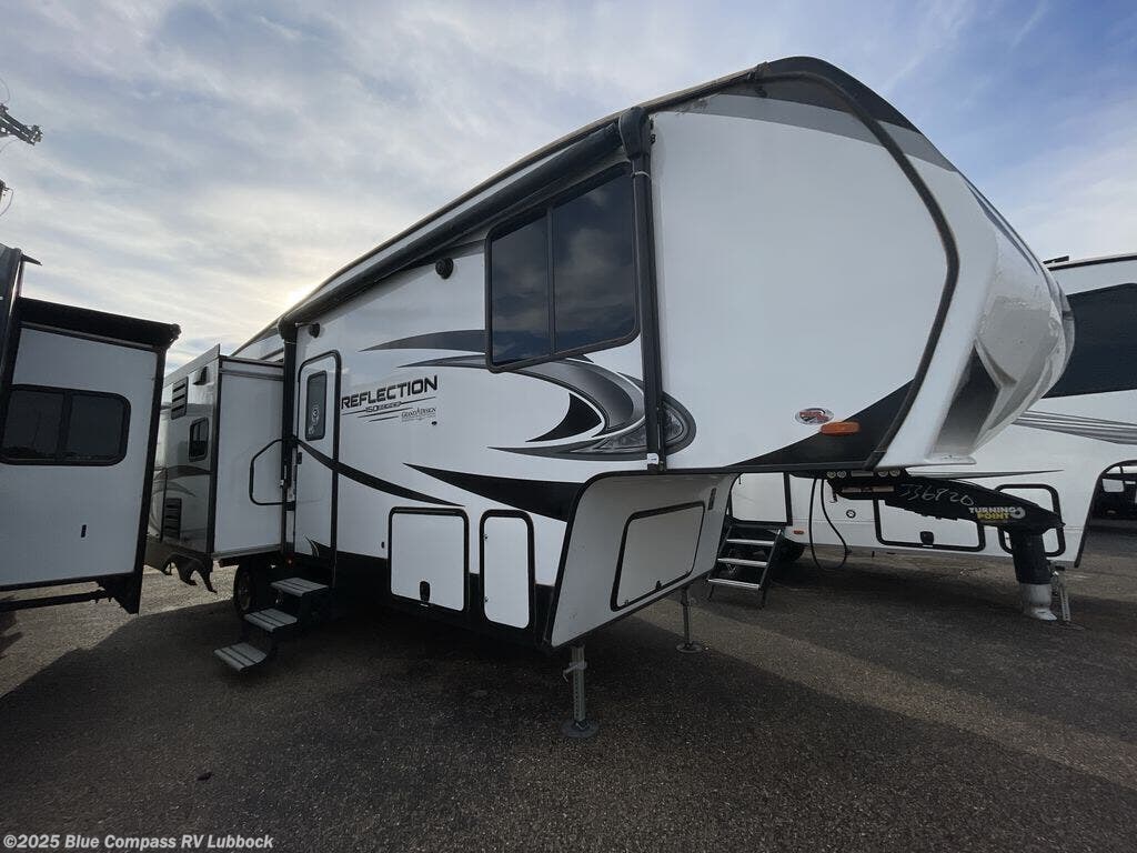 Call now about this 2022 Grand Design Reflection 150 Series 280RS! 2022 Grand Design Reflection 150 Series 280RS - Used Fifth Wheel For Sale by Blue Compass RV Lubbock in Lubbock, Texas