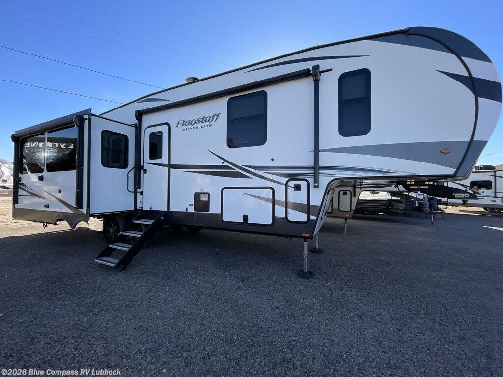 Call now about this 2022 Forest River Flagstaff Super Lite 529IKRL! 2022 Forest River Flagstaff Super Lite 529IKRL - Used Fifth Wheel For Sale by Blue Compass RV Lubbock in Lubbock, Texas