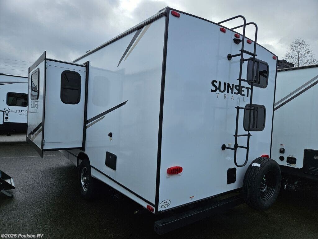 Call now about this 2024 CrossRoads Sunset Trail Super Lite SS188BH! 2024 CrossRoads Sunset Trail Super Lite SS188BH - New Travel Trailer For Sale by Poulsbo RV in Everett, Washington features Awning